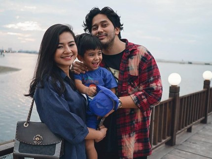 Relate Banget Bun! Eriska Rein Curhat Suami Pilih Baju Anak Enggak Matching