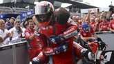FOTO: Drama Tikungan Terakhir Dovizioso vs Marquez Drama terjadi di MotoGP Austria 2019 ketika Andrea Dovizioso mengalahkan Marc Marquez di tikungan terakhir Sirkuit Red Bull Ring.