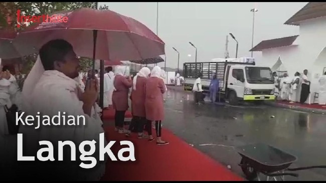 Hujan Deras di Padang Arafah Jemaah Haji 2019 Ucap Syukur