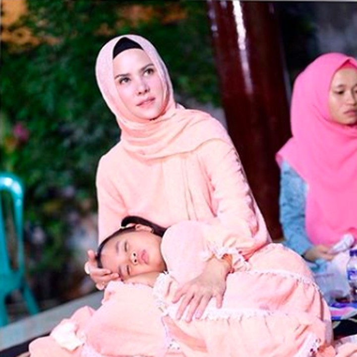Kelelahan ikut sang mama, Hawra sampai ketiduran di pangkuan Angel Lelga. (Foto: Instagram @angellelga)