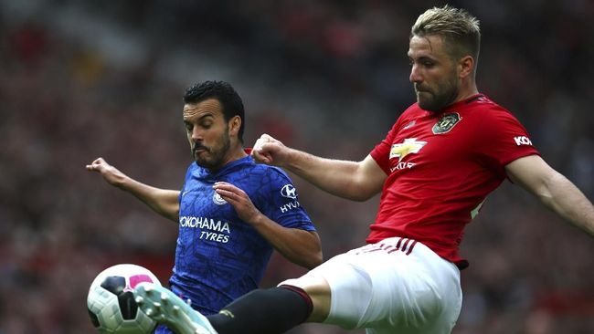 Manchester United's Eric Bailly, right, challenges Chelsea's Pedro during the English Premier League soccer match between Manchester United and Chelsea at Old Trafford in Manchester, England, Sunday, Aug. 11, 2019. (AP Photo/Dave Thompson)