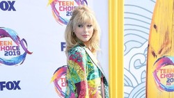 8 Gaya Selebriti di Karpet Merah Teen Choice Awards 2019