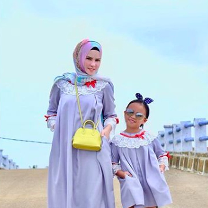 Angel Lelga memakai baju kembaran nih, Bun, dengan Hawra. Meski sebelumnya tidak pernah mengekpose anak perempuannya, nampaknya kini Angel mulai sering membawanya menghadiri berbagai acara. (Foto: Instagram @angellelga)