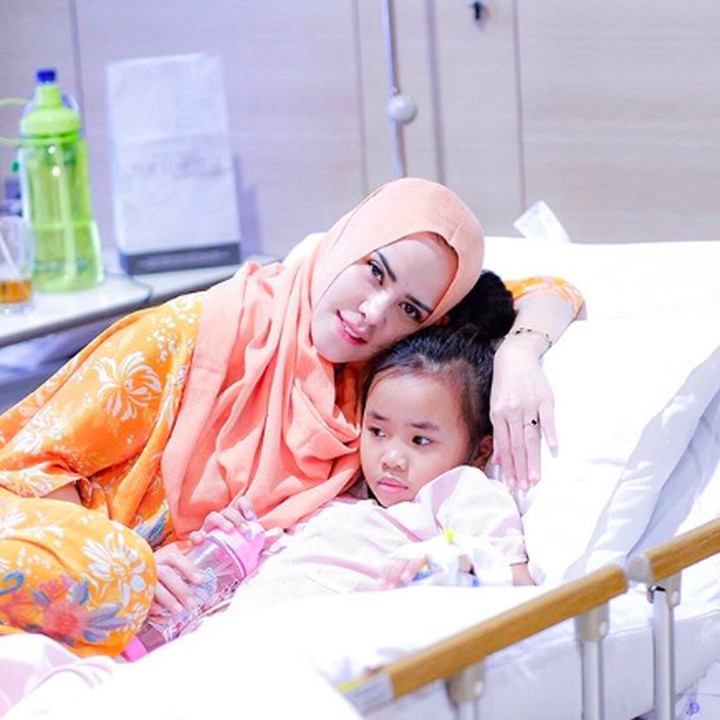 Hawra harus mendapat perawatan di rumah sakit nih, Bun, karena muntah-muntah. (Foto: Instagram @angellelga)