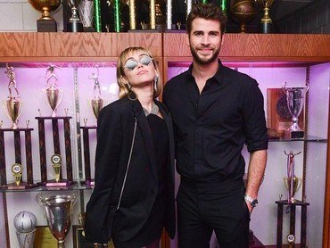 Liam Hemsworth Disebut Tuntut Miley Cyrus gegara Lagu 'Flowers'