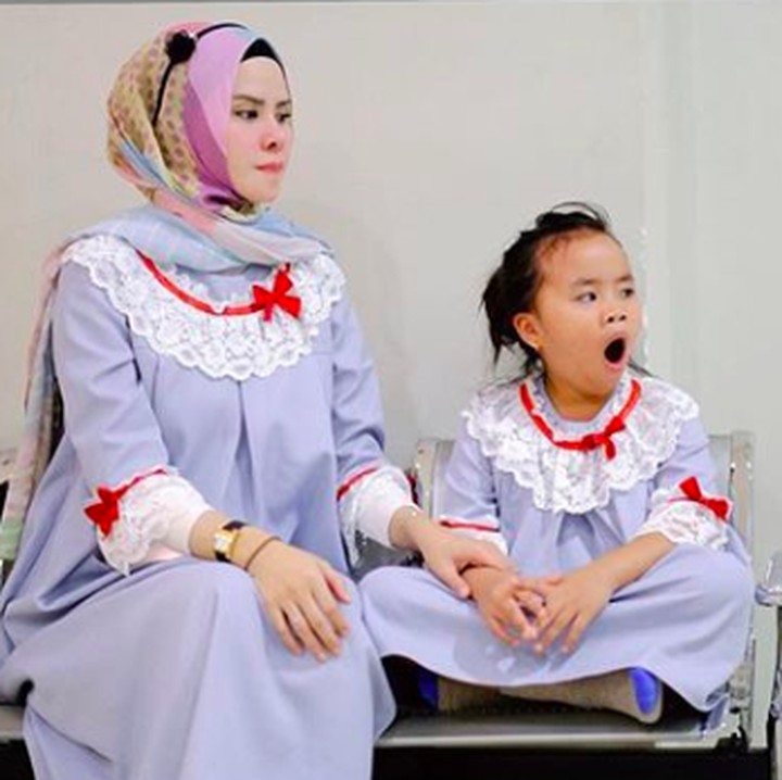 Sebelumnya Hawra juga sempat sakit panas, tapi si cantik tetap setia menemani sang mama. Kalau kata Angel Lelga si anak salehah nih. <em>He-he-he.</em> (Foto: Instagram @angellelga)