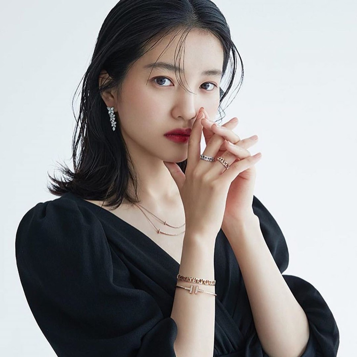 Kim Tae Ri akan segera membintangi sebuah film bersama Song Joong Ki berjudul Lighting Ship&period; Begini lah kecantikan alami wanita berusia 29 tahun itu&period;