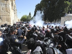 Detik-detik Bentrokan Polisi Israel-Warga Palestina di Masjid Al-Aqsa
