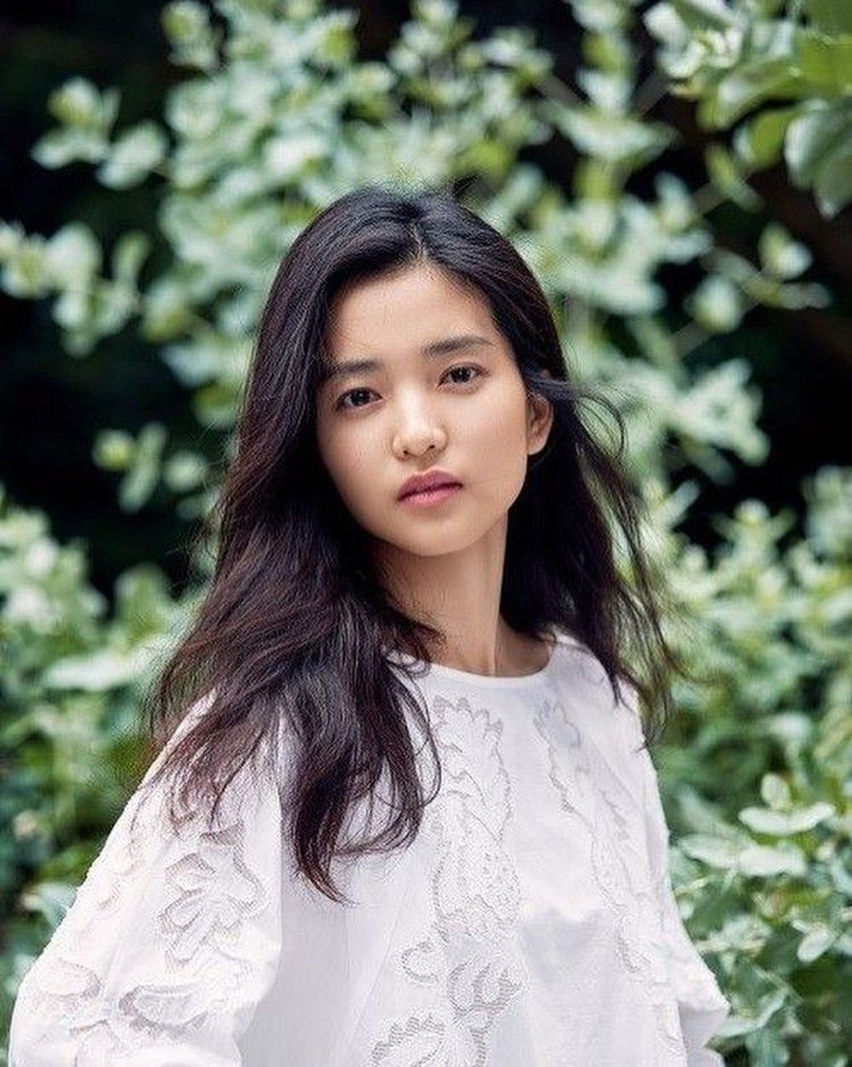 Kim Tae Ri akan segera membintangi sebuah film bersama Song Joong Ki berjudul Lighting Ship&period; Begini lah kecantikan alami wanita berusia 29 tahun itu&period;