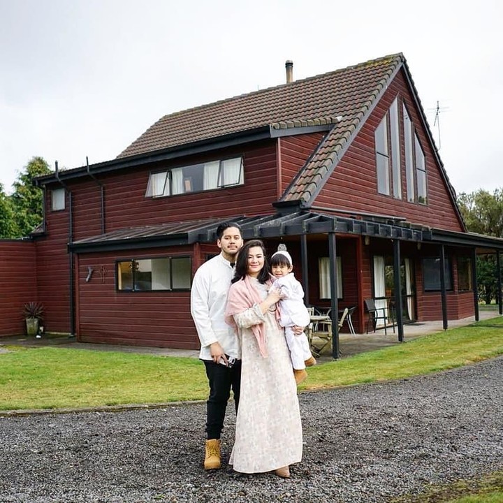 <p>Mereka pun selalu tampil hangat dan harmonis. (Foto: Instagram @eriskarein)</p>