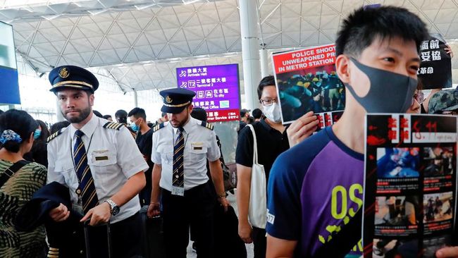 Pada Senin (12/8), massa demonstrasi sampai membuat Bandara Internasional Hong Kong lumpuh.