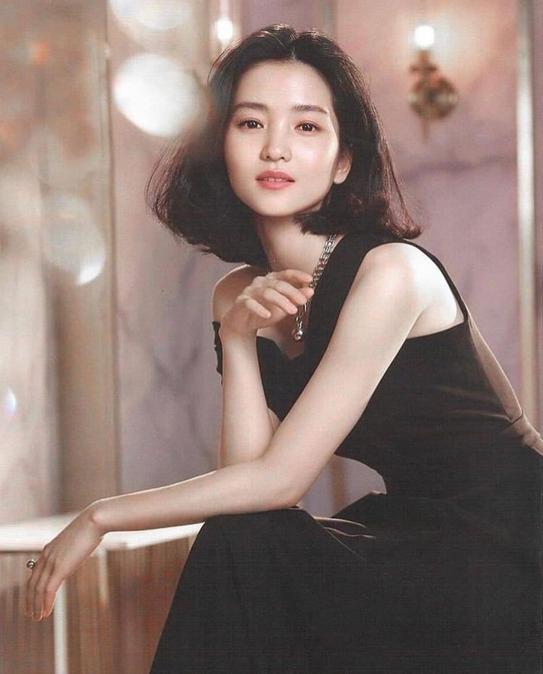 Kim Tae Ri akan segera membintangi sebuah film bersama Song Joong Ki berjudul Lighting Ship. Begini lah kecantikan alami wanita berusia 29 tahun itu.