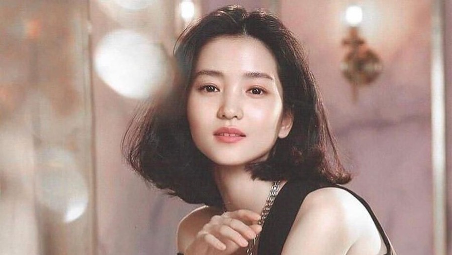 Nama artis cantik Kim Tae Ri, menjadi populer dan perhatian netizen berkat adegan panas dengan sesama jenis.