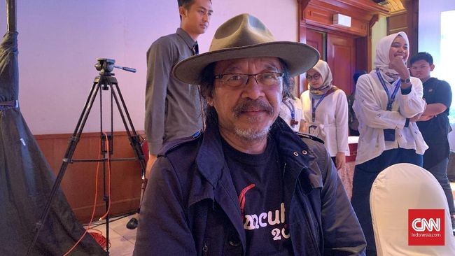 Sudjiwo Tedjo mengkritik sensor 'tebang pilih' terhadap konten, baik di tv maupun internet, seperti ciuman dan pelukan disensor, namun lempar batu justru lolos.