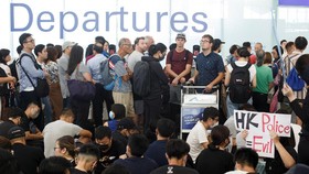 Keluh Penumpang Terjebak di Bandara Hong Kong akibat Demo