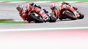 FOTO: Drama Tikungan Terakhir Dovizioso vs Marquez