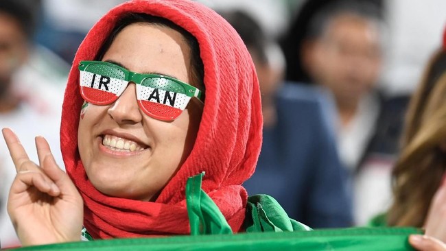 Setelah 40 tahun, Iran akhirnya membolehkan kaum perempuan menyaksikan pertandingan sepak bola di stadion.