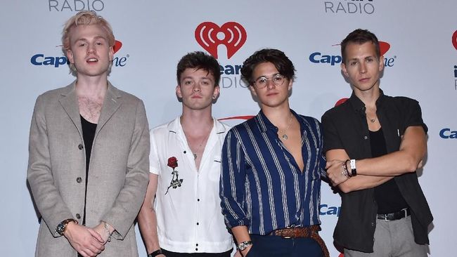 Terjebak di Hong Kong, The Vamps Tunda Konser di Jakarta Band The Vamps mengumumkan menunda konser di Jakarta malam ini karena mereka terjebak di Hong Kong yang sedang dilanda kerusuhan.