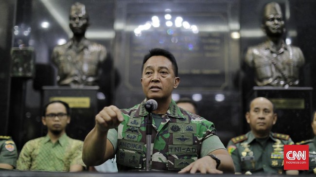Kepala Staf Angkatan Darat (Kasad) Jenderal TNI Andika Perkasa memberikan keterangan terkait polemik calon taruna Akademi Militer (Akmil) Enzo Allie di Mabes AD. Jakarta, Selasa, 13 Agustus 2019.