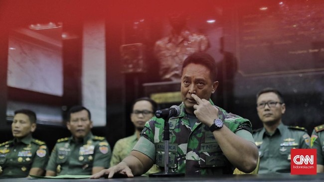 KSAD Andika Perkasa menjelaskan bahwa istri anggota TNI yang menyindir penusukan Wiranto di medsos juga memiliki jabatan di lingkungan organisasi TNI.