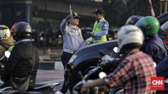 Jumlah kendaraan yang melintas di Jakarta mengalami kenaikan selama penghapusan sementara sistem ganjil genap. Data polisi menunjukkan, volume naik 10 persen.
