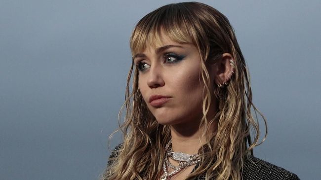 Miley Cyrus disebut berusaha mendapatkan hak paten untuk nama Bandit & Bardot, yang diduga bakal jadi nama proyek barunya bersama sang kekasih Cody Simpson.