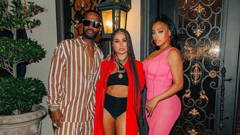 Gaya Seksi Agnez Mo yang Mencuri Perhatian Agnez Mo tampil seksi di launching lagu Hot Girl Summer dengan Two Piece Sportswear. Penampilan Agnez mencuri perhatian.