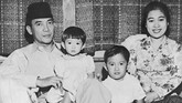 FOTO: Selayang Pandang Kebaya Ibu Negara Kebaya merupakan representasi bangsa Indonesia yang kerap dikenakan oleh Ibu Negara dari tahun 1945 hingga saat ini.