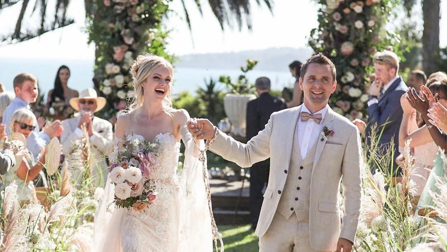 Vokalis Muse Matt Bellamy dan Elle Evans Resmi Menikah Mereka menikah lebih dari satu setengah tahun setelah mereka bertunangan pada Desember 2017