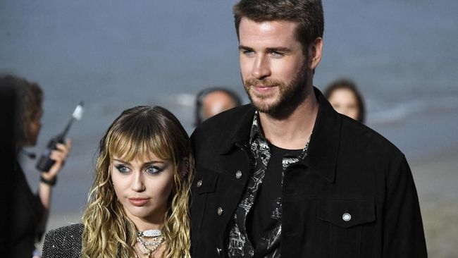 Liam Hemsworth disebut baru tersadar Miley Cyrus ingin berpisah darinya melalui unggahan penyanyi Malibu itu di Instagram.