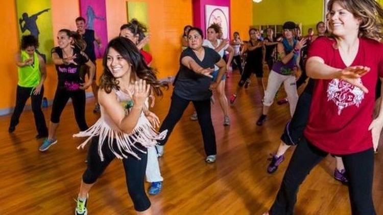 Hanya karena lupa bawa kaset, Beto, pendiri zumba secara kreatif mengimprovisasi gerakan yang jadi awal mula terciptanya gerakan zumba.