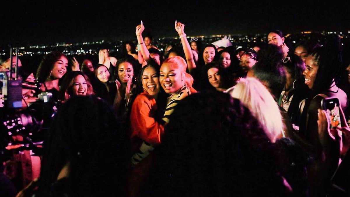 Agnez Mo tampil seksi di launching lagu Hot Girl Summer dengan Two Piece Sportswear&period; Penampilan Agnez mencuri perhatian&period;