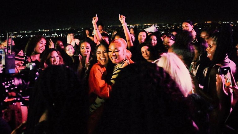Agnez Mo tampil seksi di launching lagu Hot Girl Summer dengan Two Piece Sportswear. Penampilan Agnez mencuri perhatian.