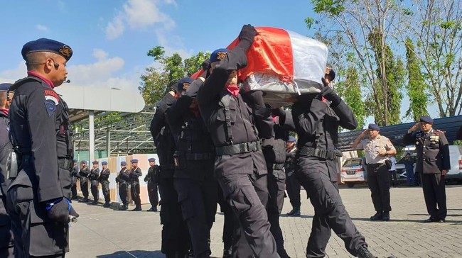 Briptu Hedar menambah panjang daftar korban tewas para personel TNI/Polri dalam operasi di Papua. Menkopolhukam menegaskan operasi Papua tetap berjalan.