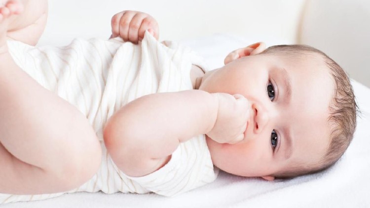 Ilustrasi bayi laki-laki Portrait of a cute newborn baby lying on the sofa in his bedroom