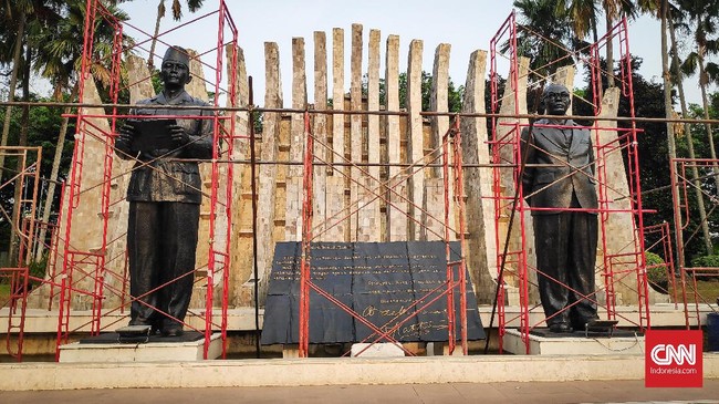Teks Proklamasi dibacakan di halaman rumah Sukarno. Namun rumah tersebut sudah dibongkar dan tak dibangun lagi oleh pemerintah meski berkali-kali diajukan.