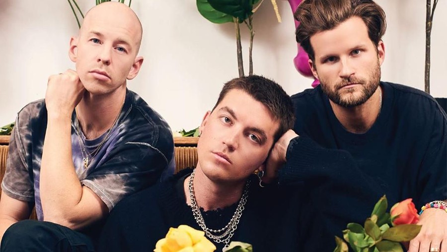 Yang Paling Ditunggu Penonton di Konser LANY di Jakarta Para penonton konser LANY sudah tak sabar menunggu penampilan band kesayangan mereka.