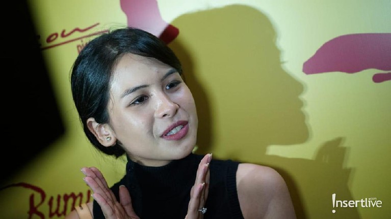 Tanggapan para selebriti usai nonton bareng film Indonesia terbaru, Bumi Manusia.