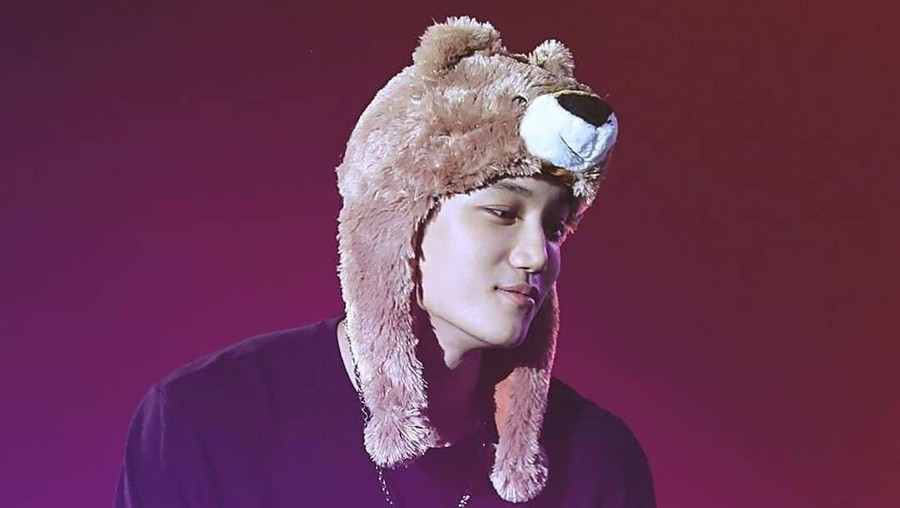 Kai EXO membuat seluruh penggemar terhibur dengan aksi lucunya di atas panggung