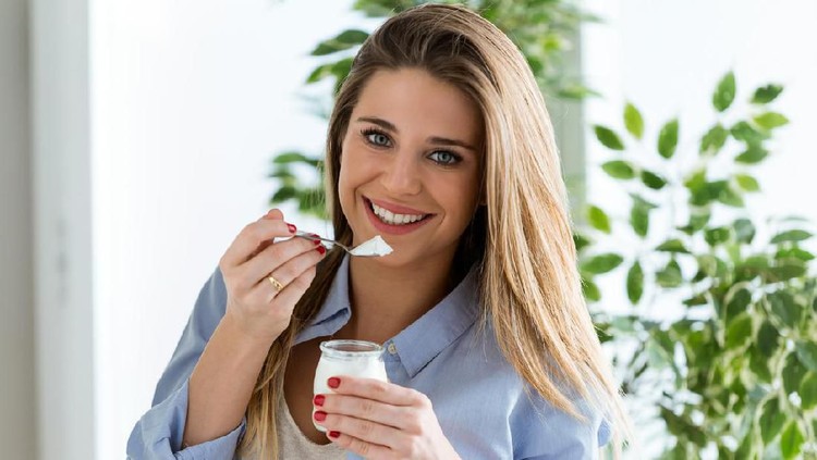 Manfaat Baik Yoghurt untuk Ibu Menyusui Bagi Bunda yang menyusui, bagus nih konsumsi yoghurt. Salah satunya untuk menjaga kesehatan tulang.