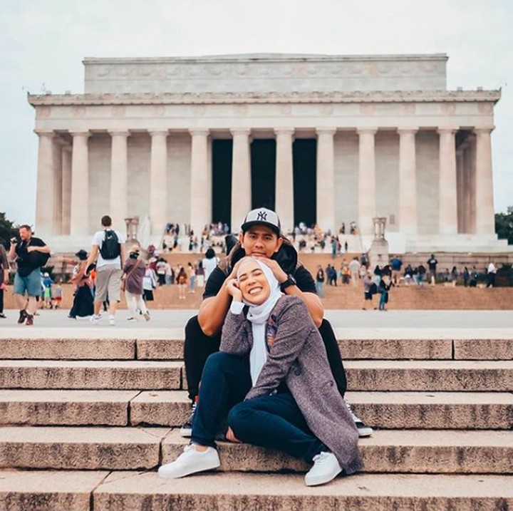 <p>Liburan ke Washington D.C, Fitri Tropica atau biasa disapa Fitrop dan suaminya mampir ke Memorial Lincoln. Sebuah monumen nasional Amerika Serikat yang dibangun untuk menghormati Presiden AS yang ke-16, Abraham Lincoln. (Foto: Instagram @fitrop)</p>