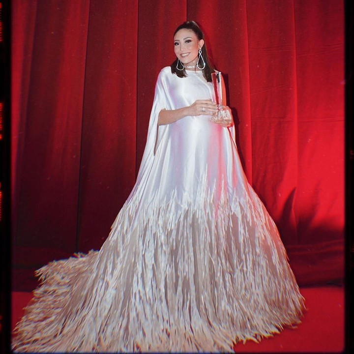 <p>Memasuki usia kehamilan tujuh bulan, Ayu Dewi terlihat semakin glowing. Setuju ya, Bun? (Foto: Instagram @mrsayudewi)<br /><br /></p>