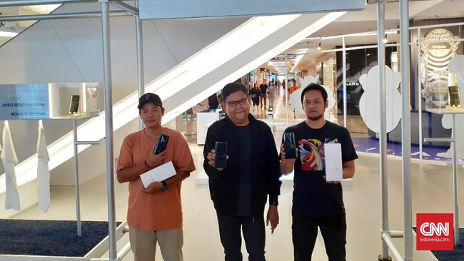 Oppo Reno edisi terbatas ini melibatkan tiga seniman kenamaan Indonesia yakni Darbotz, Arkiv Vilmansa, dan Ronald Apriyan.