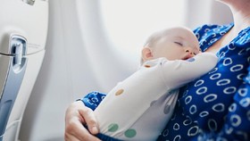 Para Orang Tua Cek Dulu, Ini Aturan Membawa Bayi Naik Pesawat