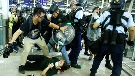 FOTO: Aksi Polisi Bubarkan Pedemo di Bandara Hong Kong