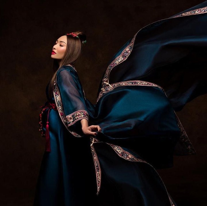 <p>Kalau begini, sudah mirip Mulan belum ya? (Foto: Instagram @mrsayudewi)</p>