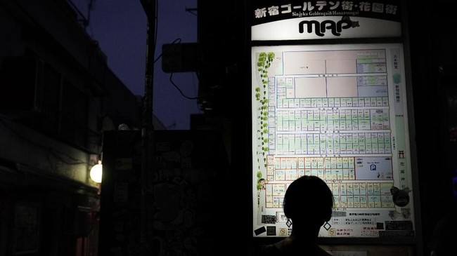 FOTO: 'Terjepit' Deretan Bar di Golden Gai Tokyo