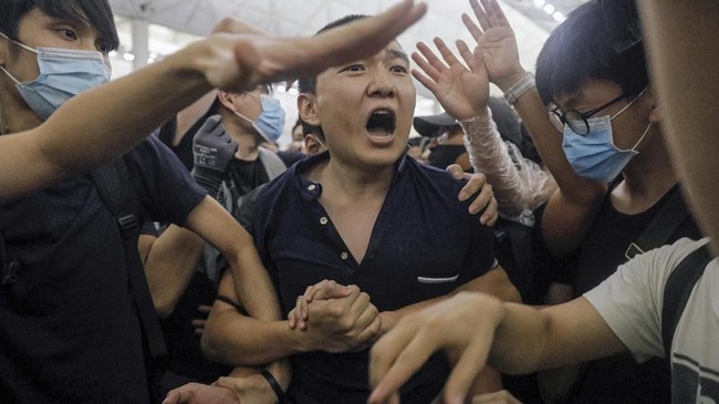 FOTO: Aksi Polisi Bubarkan Pedemo di Bandara Hong Kong