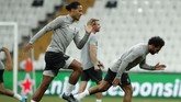FOTO: Liverpool dan Chelsea Serius Hadapi Piala Super Eropa Liverpool dan Chelsea melakukan latihan jelang pertandingan Piala Super Eropa 2019 di Stadion Vodafone Park, Istanbul, Turki, Kamis (15/8) dini hari WIB.