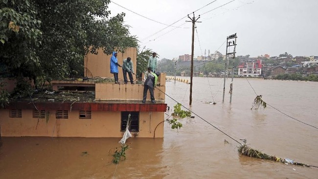 Kementerian Luar Negeri menyatakan sampai saat ini seluruh warga negara Indonesia (WNI) yang berada di India aman dan tidak terdampak banjir.